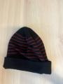 Černá zimní čepice s vínovými pruhy