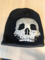 Černá zimní čepice s bílou lebkou