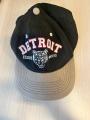 Černá kšiltovka s hnědým kšiltem a nápisem DETROIT