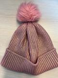 Růžová metalická zimní čepice s chlupatou bambulí