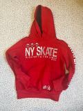 Červená mikina s kapucí a kapsou na břiše s nápisem NY SKATE