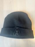 Černá čepice s výšivkou písmene A