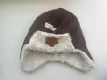 Hnědá fleecová čepice s chlupatou bílou podšívkou a koženou nášivkou