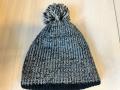 Černošedá pletená čepice s bambulí