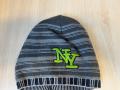 Šedá čepice s šedomodrými pruhy a zelenou výšivkou NY