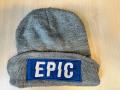 Šedá teplá čepice s modrou nášivkou s nápisem EPIC