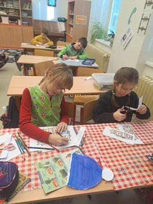 Zimní čepice na výzdobu naší třídy.